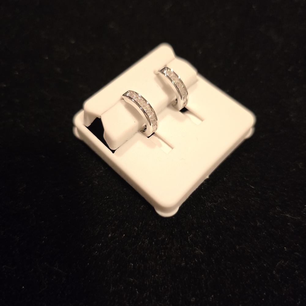 Sterling Silver Moissanite Huggie Hoop Earrings – Classic Everyday Sparkle ✨